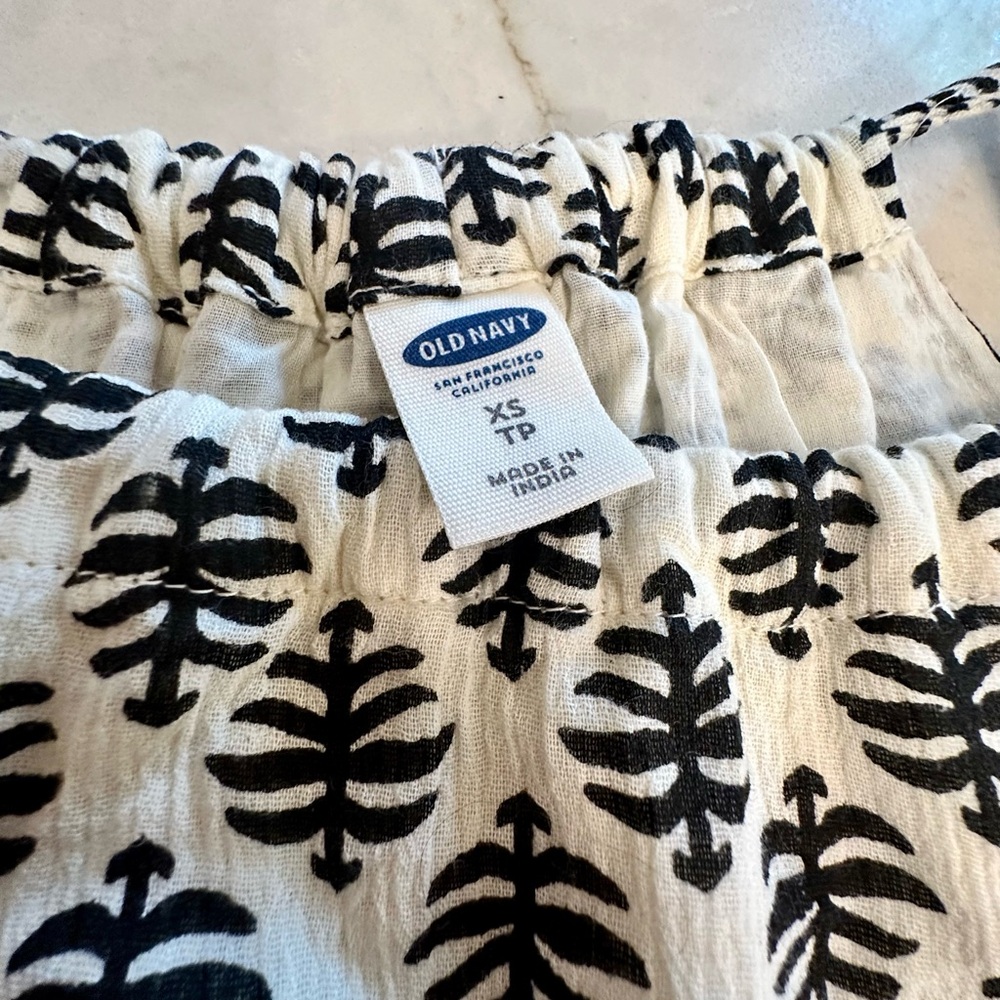 Old Navy Black and White Chemise with Geometric Pattern - Picture 5 of 6